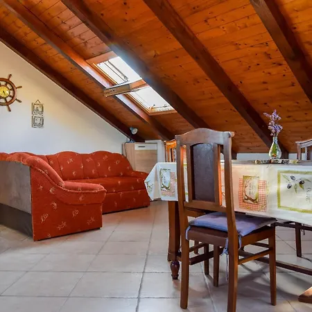 With A Parking Space Iz, Iz - 23158